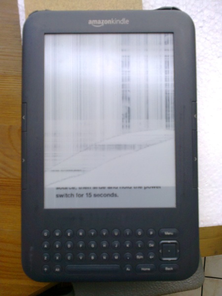 Kindle z pękniętym ekranem; działa jedynie mały fragment wyświetlacza na dole.